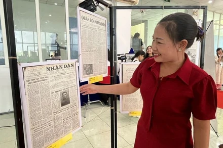 Người dân tham quan ấn bản báo in Báo Nhân Dân.