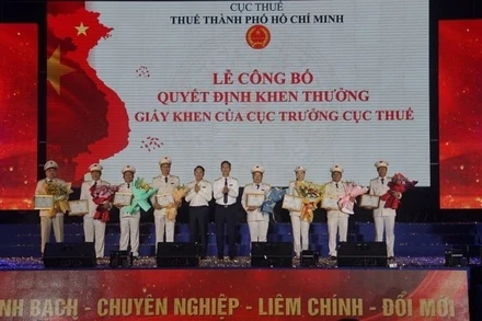 Cục Thuế khen thưởng các đơn vị thuộc Thuế Thành phố Hồ Chí Minh có thành tích xuất sắc trong công tác.