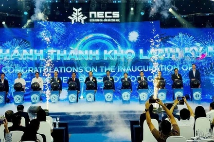 Các đại biểu thực hiện nghi thức khánh thành Kho lạnh Kỷ Nguyên Mới tại Tây Ninh.