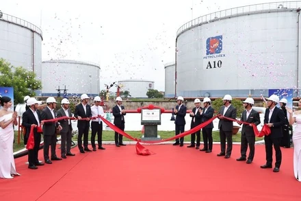 Lễ gắn biển công trình chào mừng 70 năm thành lập Petrolimex tại Hệ thống phối trộn Nhiên liệu hàng không bền vững (SAF).