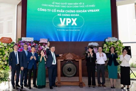 Lãnh đạo VPBankS thực hiện nghi thức đánh cồng khai trương phiên giao dịch đầu tiên của VPX trên HoSE. (Ảnh: VPBankS)