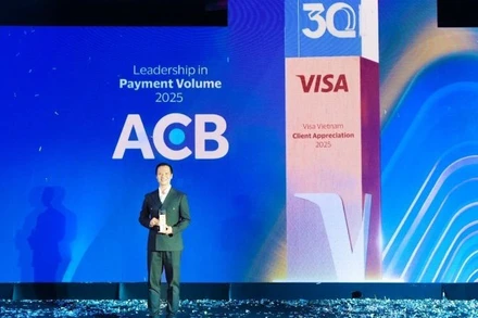 Ông Nguyễn Tâm Khoa, Phó Giám đốc khối Khách hàng cá nhân, kiêm Giám đốc Trung tâm Thanh toán ACB, nhận giải Ngân hàng dẫn đầu về Tổng doanh số giao dịch thẻ 2025