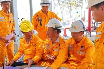 Cán bộ, công nhân họp triển khai công việc tại Kho cảng PV GAS – Vũng Tàu