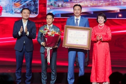 Tiến sĩ Nguyễn Hoàng Anh, Phó Chủ tịch VietKings, Tổng thư ký Liên minh Kỷ lục Thế giới (WorldKings) đại diện trao tặng bằng Kỷ lục Việt Nam đến ông Nguyễn Thanh Bình, Chủ tịch HĐQT PV GAS và ông Phạm Văn Phong, Tổng Giám đốc PV GAS. Ông Lê Ngọc Sơn, Tổng Giám đốc Petrovietnam đại diện tặng hoa chúc mừng PV GAS