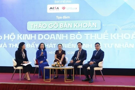Các diễn giả tại tọa đàm “Tháo gỡ băn khoăn cho hộ kinh doanh bỏ thuế khoán và thúc đẩy phát triển kinh tế tư nhân”.