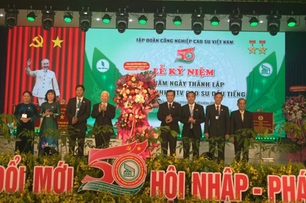 Nguyên Ủy viên Bộ chính trị, nguyên Chủ tịch nước Nguyễn Minh Triết tặng hoa chúc mừng Công ty Cao-su Dầu Tiếng.