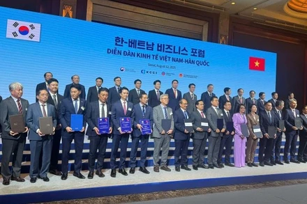 Lãnh đạo Tập đoàn CT Group cùng các đối tác trao thỏa thuận hợp tác. 