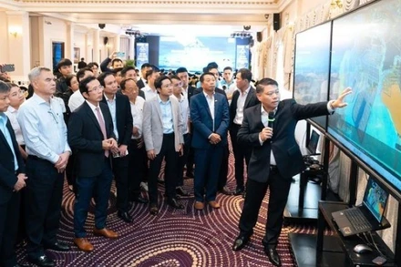 Các đại biểu tham quan quy hoạch khu thương mại tự do tại Thành phố Hồ Chí Minh. (Ảnh: TT)