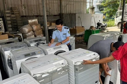 Lực lượng chức năng kiểm đếm hàng hóa nhập khẩu đã qua sử dụng.