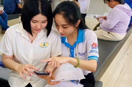 Hướng dẫn người dân làm thủ tục qua cổng dịch vụ công tại Ủy ban nhân dân Quận 1, Thành phố Hồ Chí Minh. 