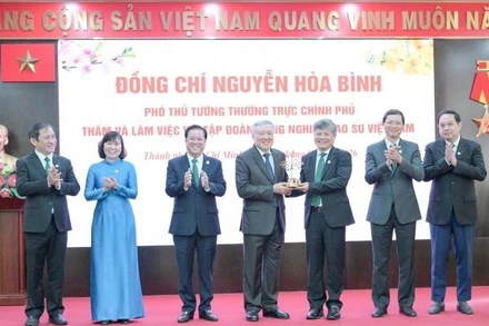 Ông Trần Công Kha, Bí thư Đảng ủy, Chủ tịch VRG tặng biểu trưng cây cao-su cho Phó Thủ tướng Thường trực Chính phủ Nguyễn Hòa Bình.