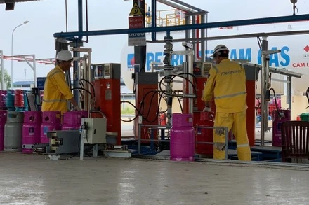 Công nhân chiết nạp gas tại trạm chiết Công ty Cổ phần kinh doanh LPG Việt Nam.