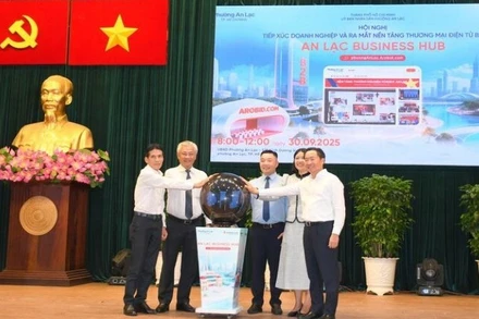 Lãnh đạo phường An Lạc và Công ty Cổ phần Công nghệ Arobid thực hiện nghi thức ra mắt nền tảng thương mại điện tử B2B "An Lạc Business Hub".