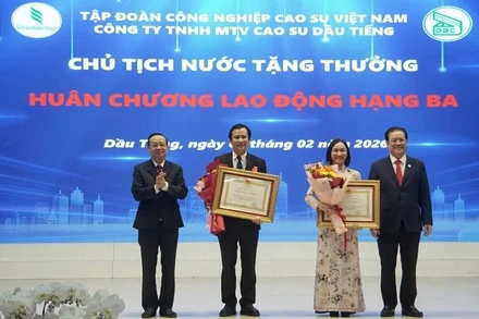 Các cá nhân Công ty Cao-su Dầu Tiếng nhận Huân chương Lao động Hạng Ba.
