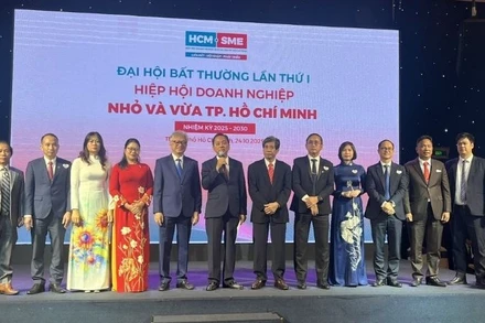 Các thành viên Ban Chấp hành mới ra mắt đại hội. 