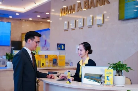 Khách hàng giao dịch tại Nam A Bank.