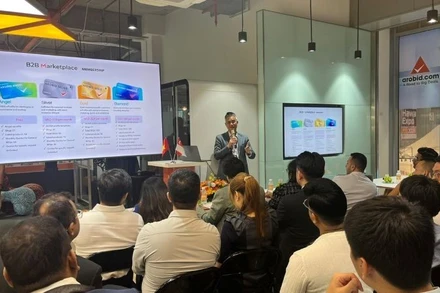 Đại diện Công ty Cổ phần Công nghệ Arobid chia sẻ giải pháp nền tảng thương mại điện tử B2B Việt Nam-Singapore.
