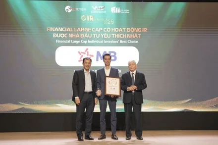 Đại diện Ngân hàng MB nhận vinh danh có hoạt động IR được nhà đầu tư yêu thích nhất.