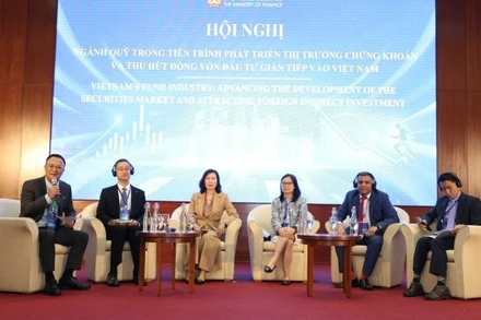 Các đại biểu thảo luận tại Hội nghị “Ngành quỹ trong tiến trình phát triển thị trường chứng khoán và thu hút dòng vốn đầu tư gián tiếp vào Việt Nam”.