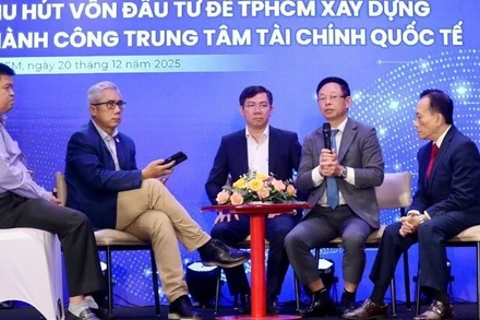 Quang cảnh tọa đàm tại Hội thảo “Thu hút vốn đầu tư để Thành phố Hồ Chí Minh xây dựng thành công Trung tâm Tài chính quốc tế”.