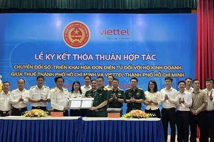 Lãnh đạo Thuế Thành phố Hồ Chí Minh và Viettel Thành phố Hồ Chí Minh trao Thỏa thuận hợp tác phối hợp hướng dẫn Chính sách thuế-Hỗ trợ hộ kinh doanh chuyển đổi số.