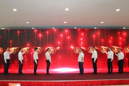 Các đại biểu thực hiện nghi thức phát động Chiến dịch 15 ngày đêm làm sạch, chuẩn hoá dữ liệu tổ chức đảng, đảng viên