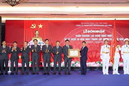 Thay mặt lãnh đạo Đảng và Nhà nước, đồng chí Nguyễn Văn Dũng, Phó Chủ tịch Ủy ban nhân dân Thành phố Hồ Chí Minh trao tặng Huân chương Lao động hạng Nhất cho Petrolimex Sài Gòn.