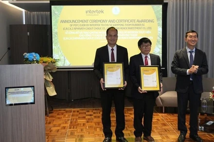 Lãnh đạo Intertek trao chứng nhận PEFC EUDR DDS cho cao-su Chư Sê-Kampong Thom.