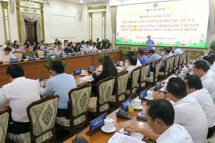 Quang cảnh buổi làm việc Đoàn công tác rà soát việc sắp xếp, bố trí, xử lý trụ sở, dự án, công trình khi sắp xếp, tinh gọn bộ máy, đơn vị hành chính.