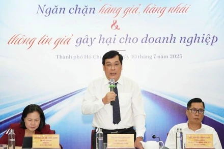 Các đại biểu chủ trì toạ đàm “Ngăn chặn hàng giả, hàng nhái và thông tin giả gây hại cho doanh nghiệp”.