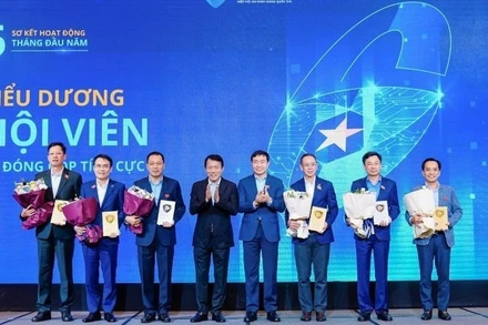 Phó Tổng Giám đốc PV GAS Huỳnh Quang Hải vinh dự được Chủ tịch Hiệp hội An ninh mạng quốc gia – Đại tướng Lương Tam Quang biểu dương tại hội nghị.