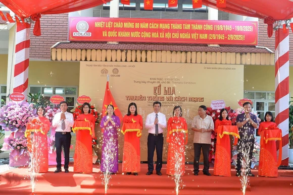 Các đại biểu thực hiện nghi thức cắt băng, chính thức mở cửa trưng bày chủ đề "Cổ Loa – Truyền thống và cách mạng"