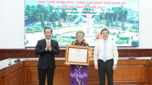 Lãnh đạo Hội trợ giúp trẻ em Việt Nam-Nhật Bản nhận danh hiệu “Công dân Đồng Khởi danh dự”