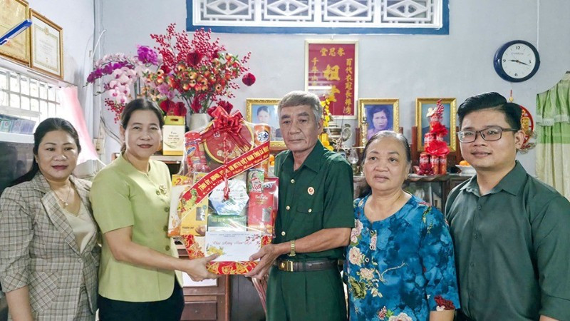 Đồng chí Tô Việt Thu, Thường vụ Tỉnh ủy Cà Mau, Bí thư Đảng ủy phường Bạc Liêu và đoàn công tác thăm, chúc Tết đồng chí Hoàng Minh Đức, bệnh binh, được trao tặng Huân chương Kháng chiến vẻ vang, hiện là Chi hội trưởng Cựu chiến binh.