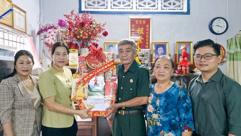 Đồng chí Tô Việt Thu, Thường vụ Tỉnh ủy Cà Mau, Bí thư Đảng ủy phường Bạc Liêu và đoàn công tác thăm, chúc Tết đồng chí Hoàng Minh Đức, bệnh binh, được trao tặng Huân chương Kháng chiến vẻ vang, hiện là Chi hội trưởng Cựu chiến binh.