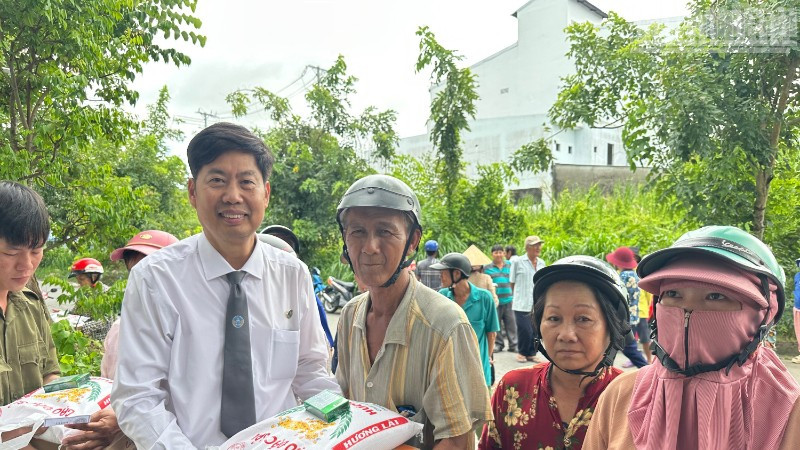 Luật sư Phạm Quang Chung trao tặng quà các hộ khó khăn tại địa phương. (Ảnh: TRỌNG DUY)