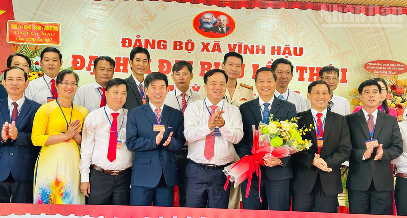 Đồng chí Phó Bí thư Thường trực Tỉnh ủy Cà Mau tặng hoa chúc mừng các đồng chí trong Ban Thường vụ, Ban Chấp hành Đảng bộ xã Vĩnh Hậu, nhiệm kỳ mới 2025-2030. (Ảnh: TRỌNG DUY)
