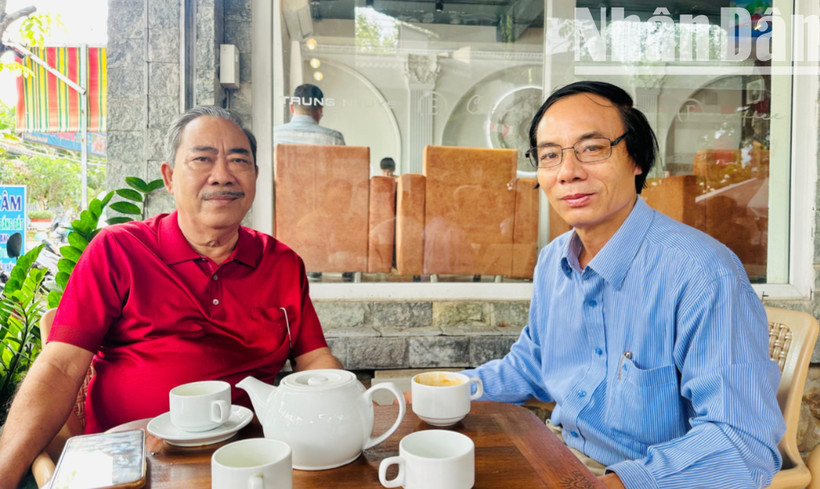 Nhà văn Phan Trung Nghĩa (áo đỏ) trò chuyện với nhà báo Trọng Duy (Báo Nhân Dân) về chủ đề: Để Bạc Liêu-Cà Mau phát triển nhanh, bền vững.