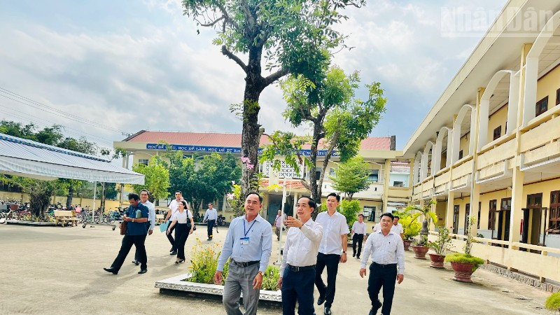 Đồng chí Hồ Thanh Thủy, Phó Bí thư Tỉnh ủy Cà Mau (người chỉ tay) cùng đoàn công tác thăm Trường Trung học sơ sở Võ Nguyên Giáp tại phường Vĩnh Trạch. (Ảnh TRỌNG DUY) 