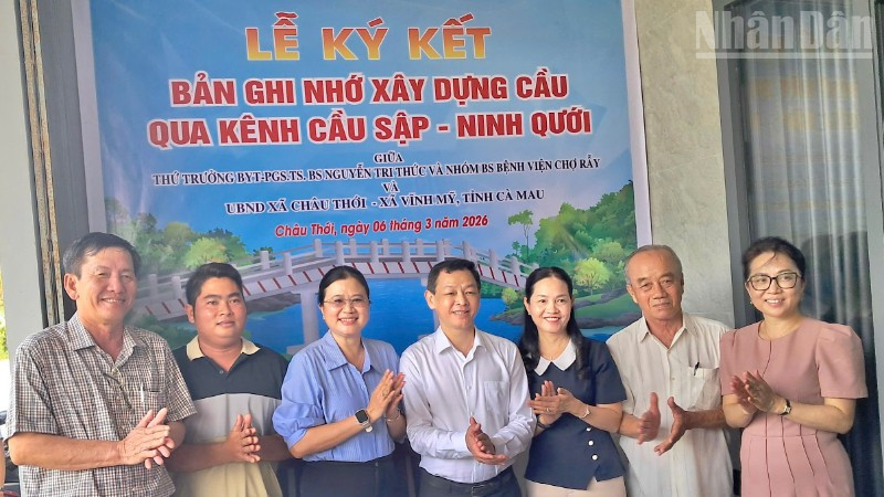 Đại diện các đơn vị tài trợ và lãnh đạo xã Châu Thới tại buổi lễ ký kết tài trợ xây dựng cầu nông thôn. (Ảnh: VĂN MẪN)