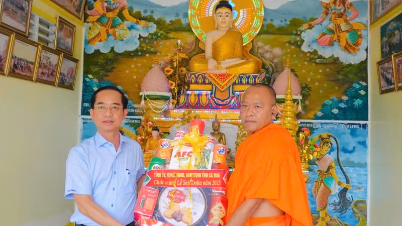 Đồng chí Hồ Thanh Thủy, Phó Bí thư Tỉnh ủy Cà Mau thăm, tặng quà các vị Hòa thượng, Thượng tọa, Đại đức tại các chùa ở phường Hiệp Thành, phường Vĩnh Trạch và xã Hưng Hội.