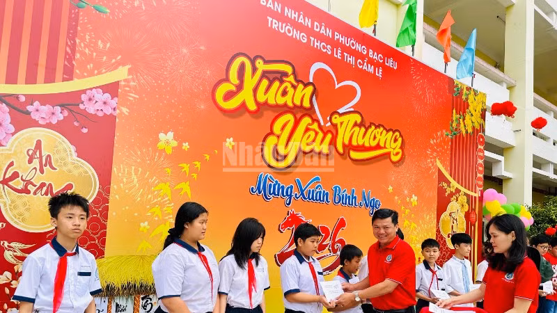 Thầy giáo Phan Thành Trung, Bí thư Chi bộ, Hiệu trưởng Trường trung học cơ sở Lê Thị Cẩm Lệ (phường Bạc Liêu, Cà Mau) trao quà Tết tặng các em học sinh có hoàn cảnh khó khăn. (Ảnh: TRỌNG DUY)