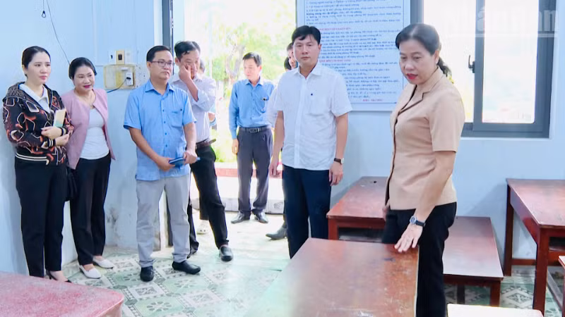 Đồng chí Tô Việt Thu, Thường vụ Tỉnh ủy, Bí thư Đảng ủy phường Bạc Liêu (Cà Mau) và các đồng chí lãnh đạo phường kiểm tra trường, lớp chuẩn bị thật tốt cho năm học mới 2025-2026. (Ảnh HỒNG THƠ)