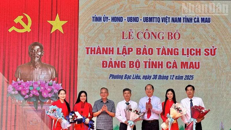 Các đồng chí lãnh đạo tỉnh Cà Mau tại Lễ công bố thành lập Bảo tàng Lịch sử Đảng bộ tỉnh. (Ảnh: TRỌNG DUY)