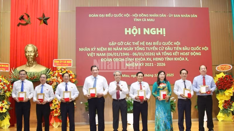 Đồng chí Dương Thanh Bình, Ủy viên Trung ương Đảng, Ủy viên Ủy ban Thường vụ Quốc hội, Chủ nhiệm Ủy ban Dân nguyện và Giám sát của Quốc hội trao tặng Kỷ niệm chương “Vì sự nghiệp Quốc hội Việt Nam” cho các cá nhân có công lao đóng góp vào quá trình phát triển của Quốc hội Việt Nam.