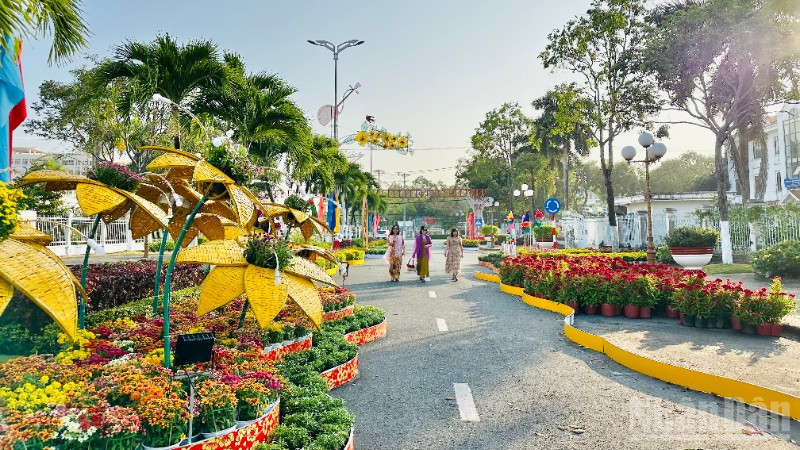 Một góc đường hoa Xuân Bính Ngọ 2026 của phường Bạc Liêu, tỉnh Cà Mau. (Ảnh: TRỌNG DUY)