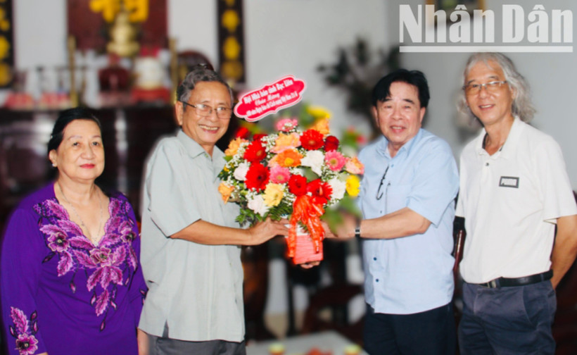 Lãnh đạo Hội Nhà báo Việt Nam tỉnh Bạc Liêu thăm, chúc mừng đồng chí Nguyễn Minh Chánh, nguyên Tổng Biên tập báo Minh Hải và Báo Bạc Liêu. (Ảnh: CTV)