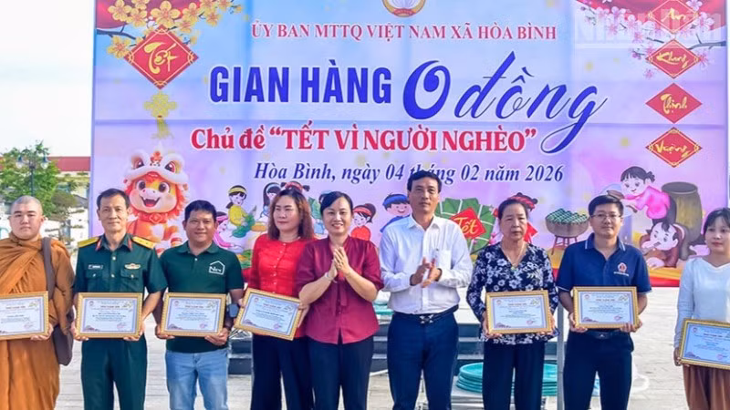 Lãnh đạo xã Hòa Bình, tỉnh Cà Mau tại buổi lễ trao quà "Tết vì người nghèo".