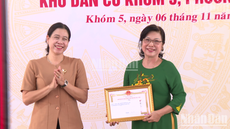 Đồng chí Tô Việt Thu, Thường vụ Tỉnh ủy Cà Mau, Bí thư phường Bạc Liêu trao tặng danh hiệu Khóm Văn hóa cho tập thể khóm 5. (Ảnh: HỒNG THƠ)