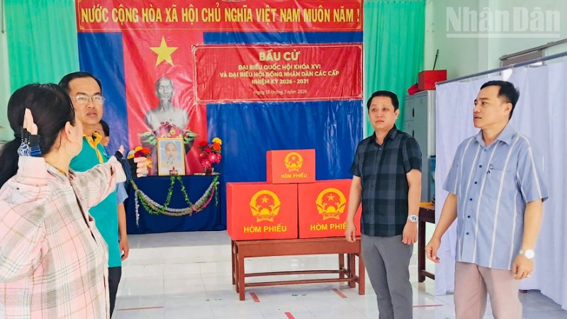 Đồng chí Trần Thanh Tuấn, Chủ tịch Ủy ban nhân dân xã Châu Thới, tỉnh Cà Mau (bìa phải) kiểm tra rất kỹ tại các tổ bầu cử.